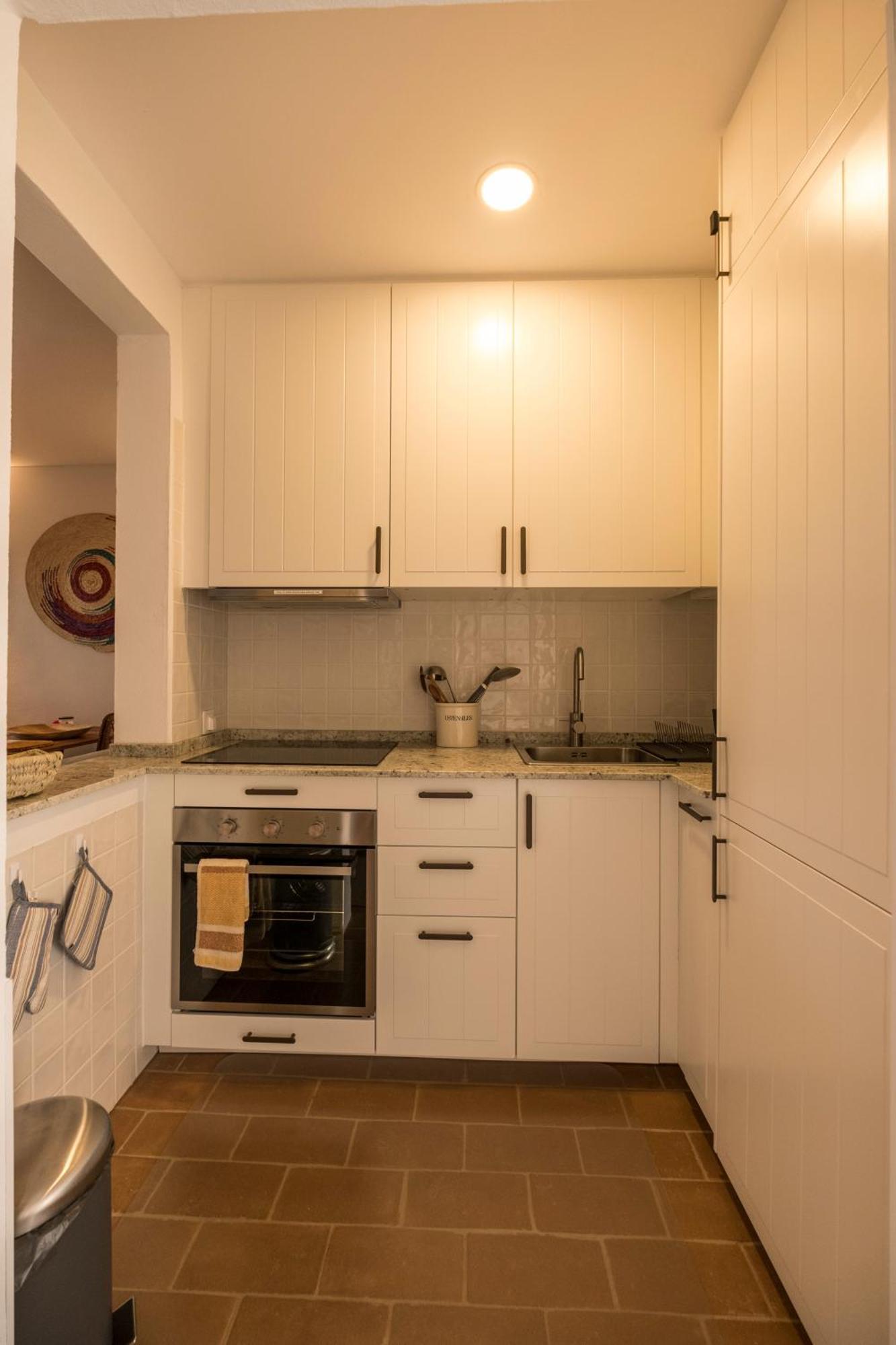 Cozy Beach Apartment W/ Sea View, Free Parking & Ac Carvoeiro  Bagian luar foto